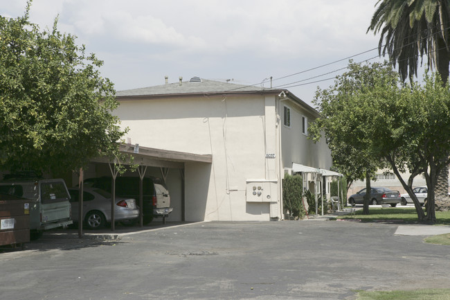 11035 Mcgirk Ave in El Monte, CA - Foto de edificio - Building Photo