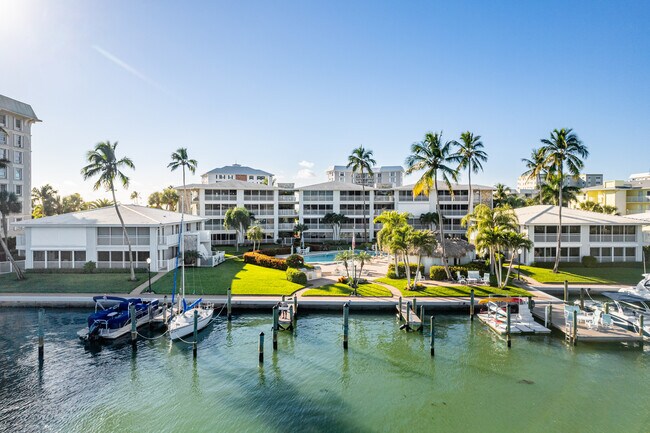 Gulf Bay Apartments in Naples, FL - Foto de edificio - Building Photo