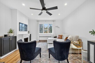 42 Nathan Hale Dr in Huntington, NY - Building Photo - Building Photo