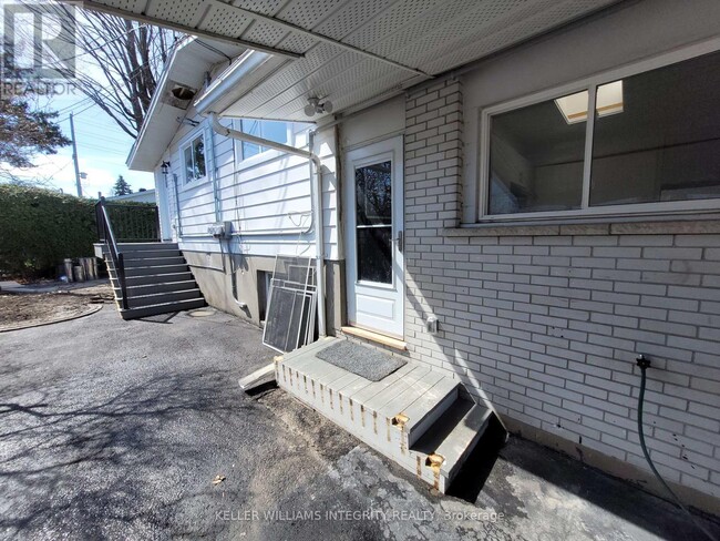 1056 Harkness Ave in Ottawa, ON - Building Photo - Building Photo