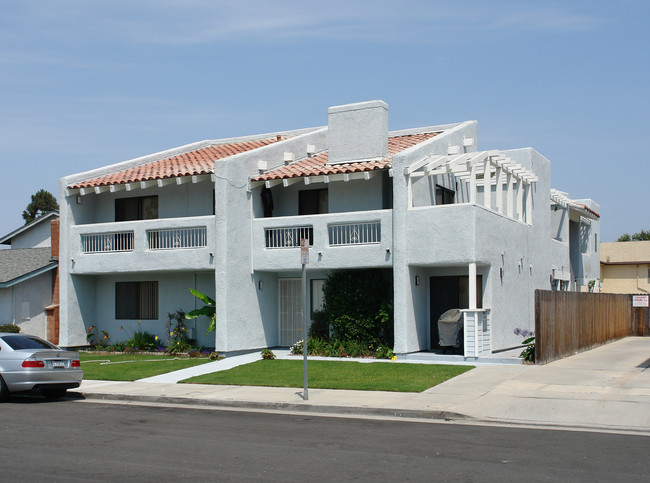 Blanton Apartments in Huntington Beach, CA - Building Photo - Building Photo