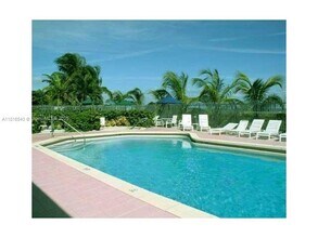 17275 Collins Ave in Sunny Isles Beach, FL - Foto de edificio - Building Photo