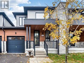 42 Eberhardt Dr in Wasaga Beach, ON - Building Photo