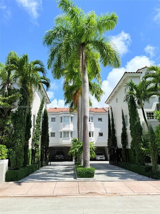 261 Navarre Ave in Coral Gables, FL - Building Photo