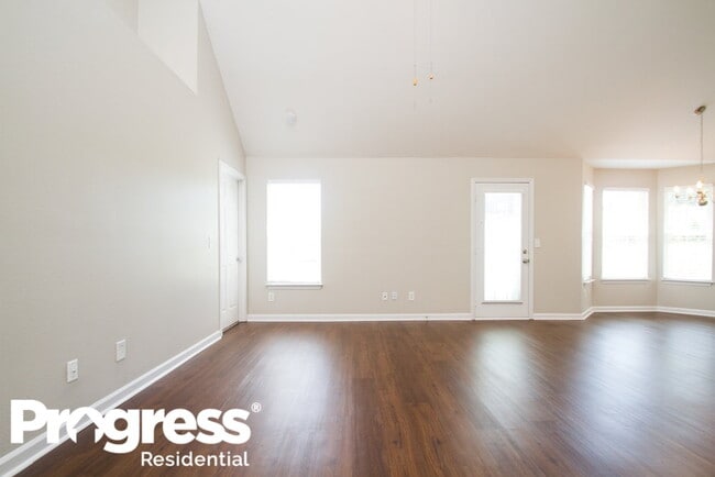 110 Lyndhurst Dr in La Vergne, TN - Foto de edificio - Building Photo