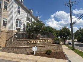 1105 Freesia Ct, Unit 690 in Ann Arbor, MI - Building Photo