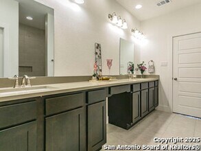 1430 Hays St in San Antonio, TX - Foto de edificio - Building Photo