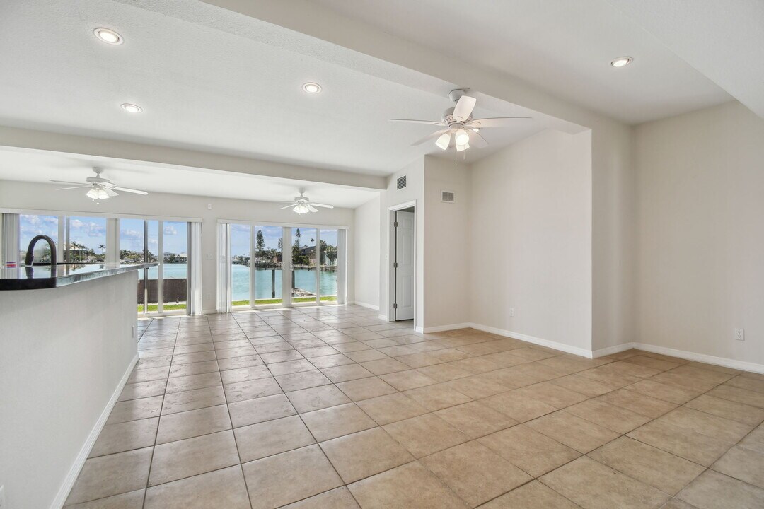 345 Capri Blvd, Unit 4 in Treasure Island, FL - Foto de edificio