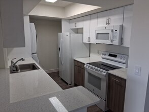 18255 NW 68th Ave, Unit 627 in Hialeah, FL - Building Photo - Building Photo