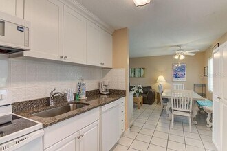 6020 Midnight Pass Rd in Sarasota, FL - Foto de edificio - Building Photo