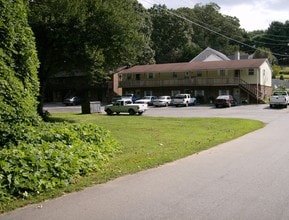 77 Ford St in Collinsville, VA - Foto de edificio - Building Photo