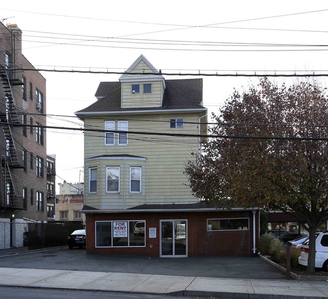 12 Webster Ave in New Rochelle, NY - Building Photo - Building Photo