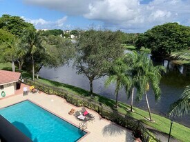 2105 Lavers Cir in Delray Beach, FL - Building Photo