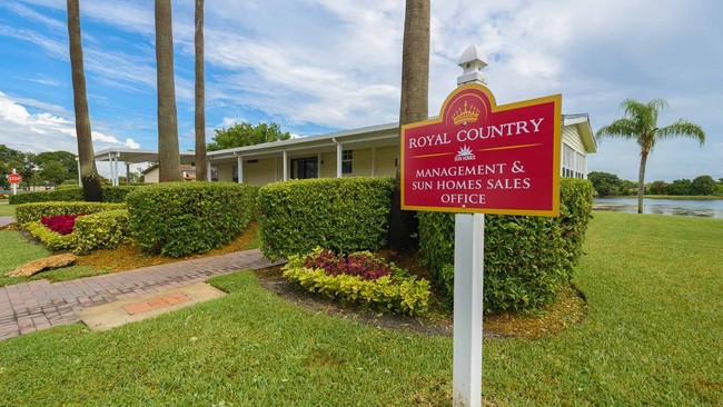 Royal Country in Miami, FL - Building Photo - Building Photo