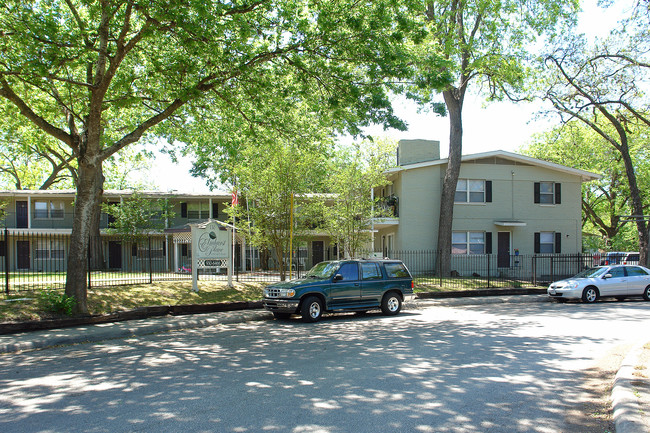 Elmhurst Place Apartments in San Antonio, TX - Foto de edificio - Building Photo