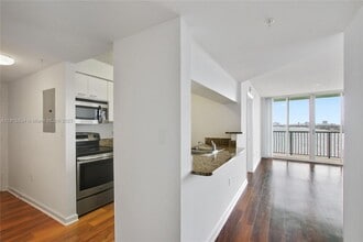1756 N Bayshore Dr, Unit 12B in Miami, FL - Building Photo - Building Photo