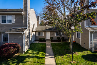 Hunters Lake Apartments in Cuyahoga Falls, OH - Building Photo - Building Photo