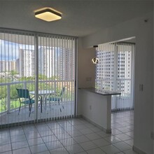 17275 Collins Ave, Unit 801 in Sunny Isles Beach, FL - Foto de edificio - Building Photo