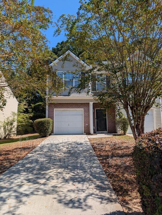 5060 Lincoln Dr in Fairburn, GA - Building Photo