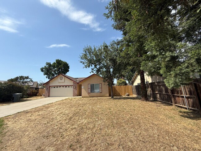 3326 E Sanders Ct in Visalia, CA - Building Photo - Building Photo