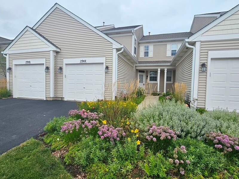 2944 White Thorn Cir in Naperville, IL - Building Photo