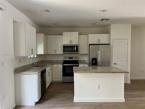 2325 SE 10th St in Homestead, FL - Building Photo - Building Photo