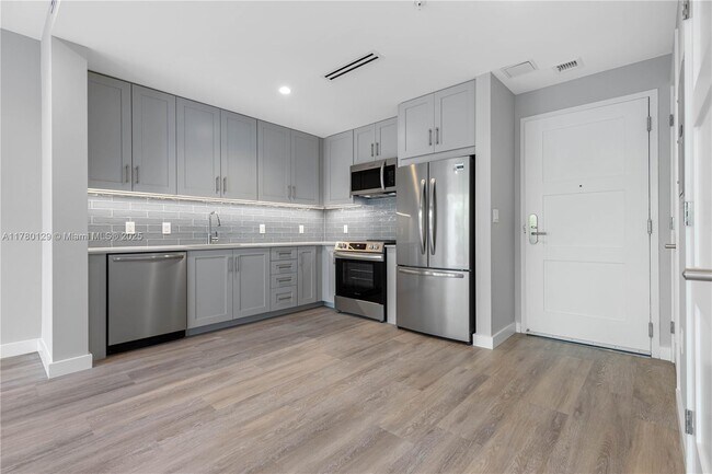 3335 Thomas Ave in Miami, FL - Building Photo - Building Photo
