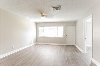 911 Orangeview Dr in Largo, FL - Building Photo - Building Photo