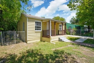 1123 W Hermosa Dr in San Antonio, TX - Building Photo - Building Photo