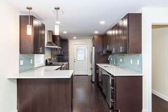 28 Albion St, Unit 1 in Medford, MA - Foto de edificio - Building Photo