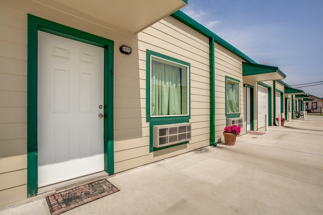 Gateway Apartments in Gonzales, TX - Building Photo