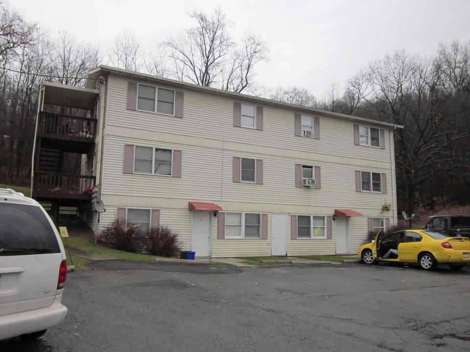 Spruce St in Idamay, WV - Foto de edificio