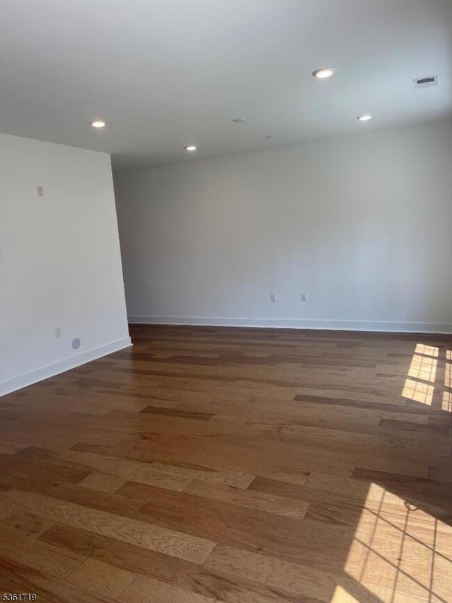 61 Veterans Wy in Morris Plains, NJ - Foto de edificio - Building Photo