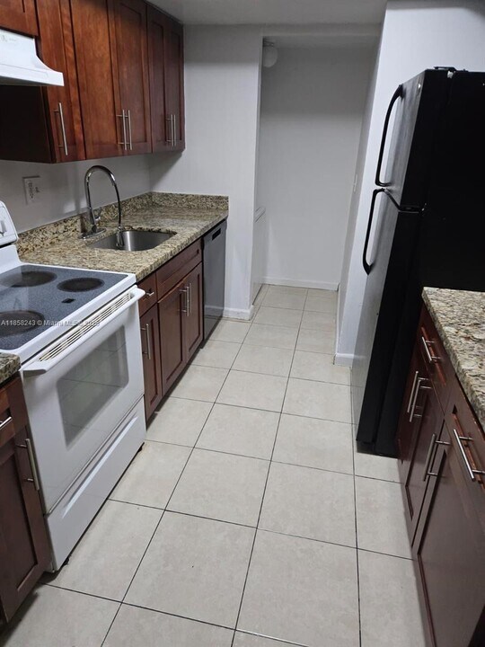 5802 NW 21st St in Lauderhill, FL - Building Photo