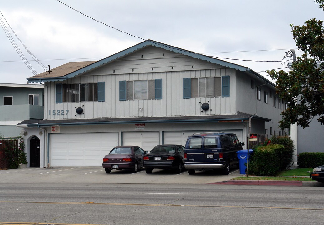 15227 Prairie Ave in Lawndale, CA - Building Photo