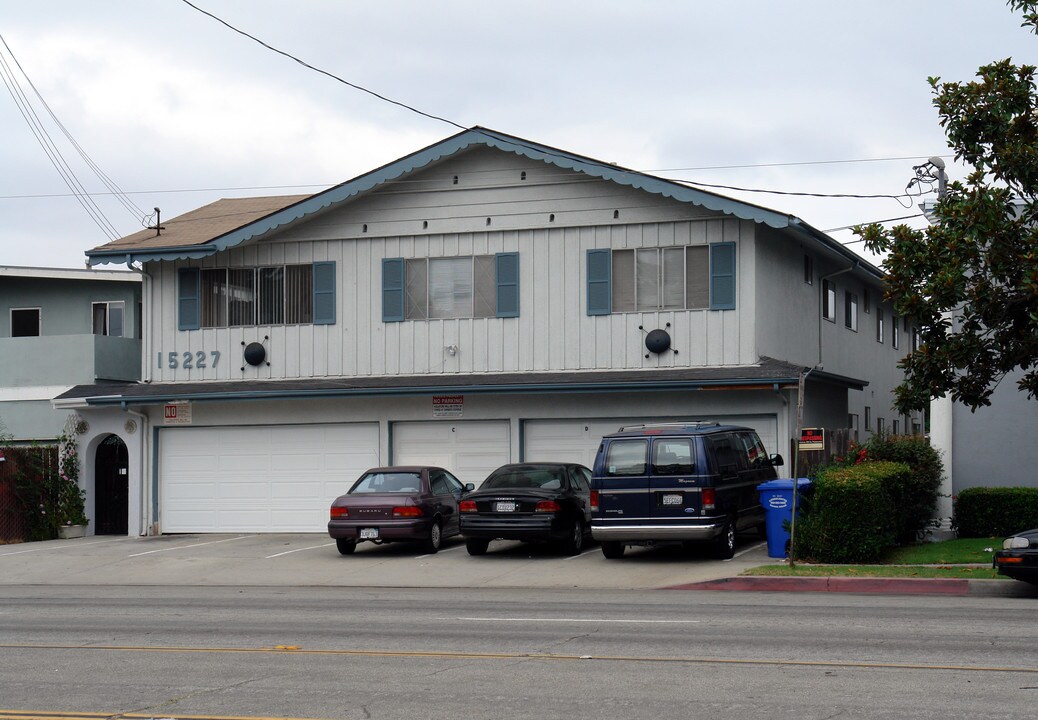 15227 Prairie Ave in Lawndale, CA - Foto de edificio