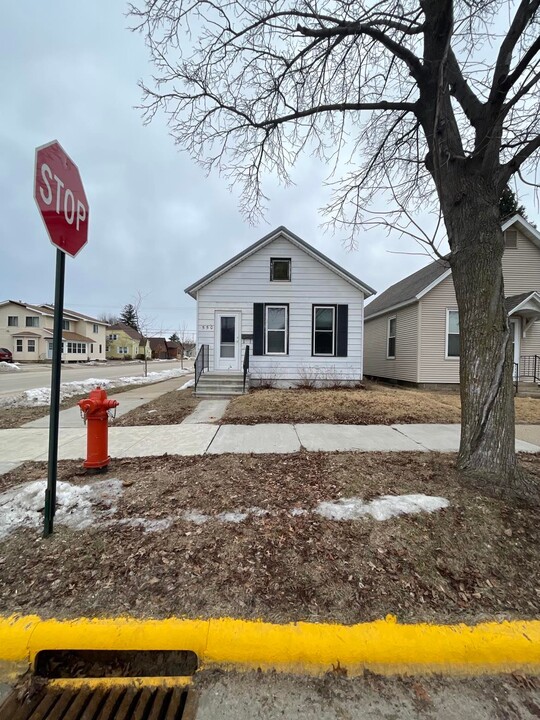 550 E King St in Winona, MN - Foto de edificio