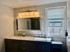 1742 Fisk Ct in Thousand Oaks, CA - Foto de edificio - Building Photo