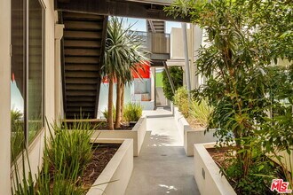 616 Croft Ave in West Hollywood, CA - Building Photo - Building Photo