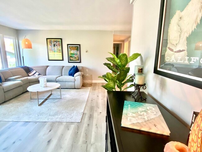 560 Avenida Sevilla in Laguna Woods, CA - Building Photo - Building Photo