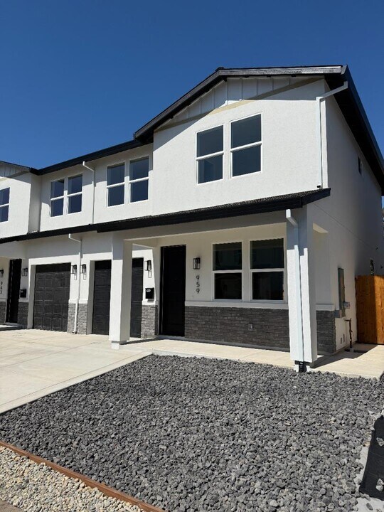 963 Olive Br Pl in Sacramento, CA - Building Photo