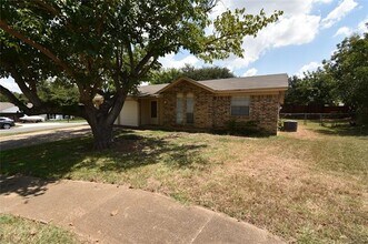 1906 Devonshire Ct in Arlington, TX - Building Photo - Building Photo