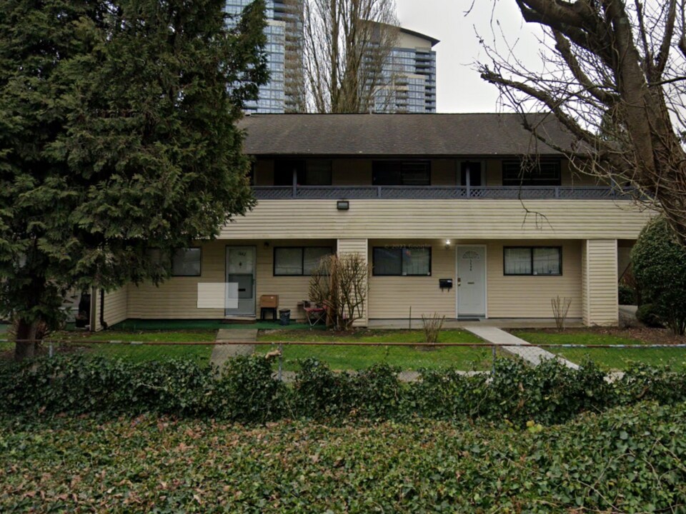 5642 Broadway in Burnaby, BC - Building Photo