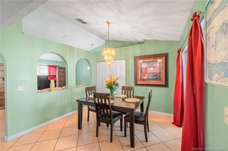 556 SW Buswell Ave in Port St. Lucie, FL - Foto de edificio - Building Photo