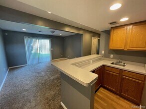 1136 Lakeview Cir in Grand Blanc, MI - Building Photo - Building Photo
