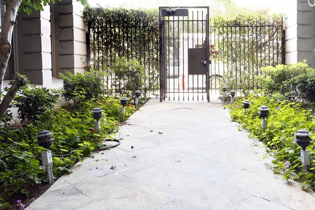 Arwyn Manor Apartments...New York Style..Newly Remodeled Apartments...Hardwood Floors! CALL NOW! in Los Angeles, CA - Building Photo - Building Photo