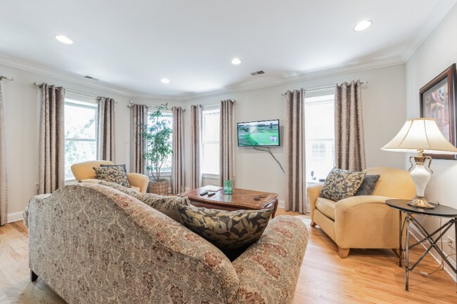 2033 W Jarvis Ave, Unit Apt 3 in Chicago, IL - Building Photo - Building Photo