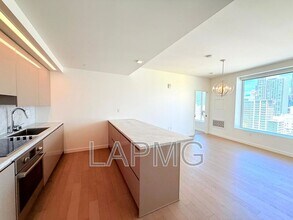 1050 S Grand Ave in Los Angeles, CA - Building Photo - Building Photo