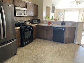 8109 Libby Ct in Bakersfield, CA - Building Photo - Building Photo