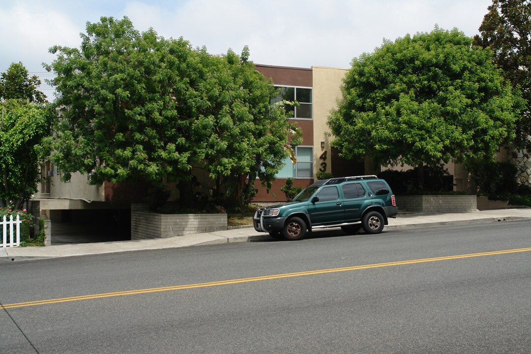 R in Burbank, CA - Foto de edificio